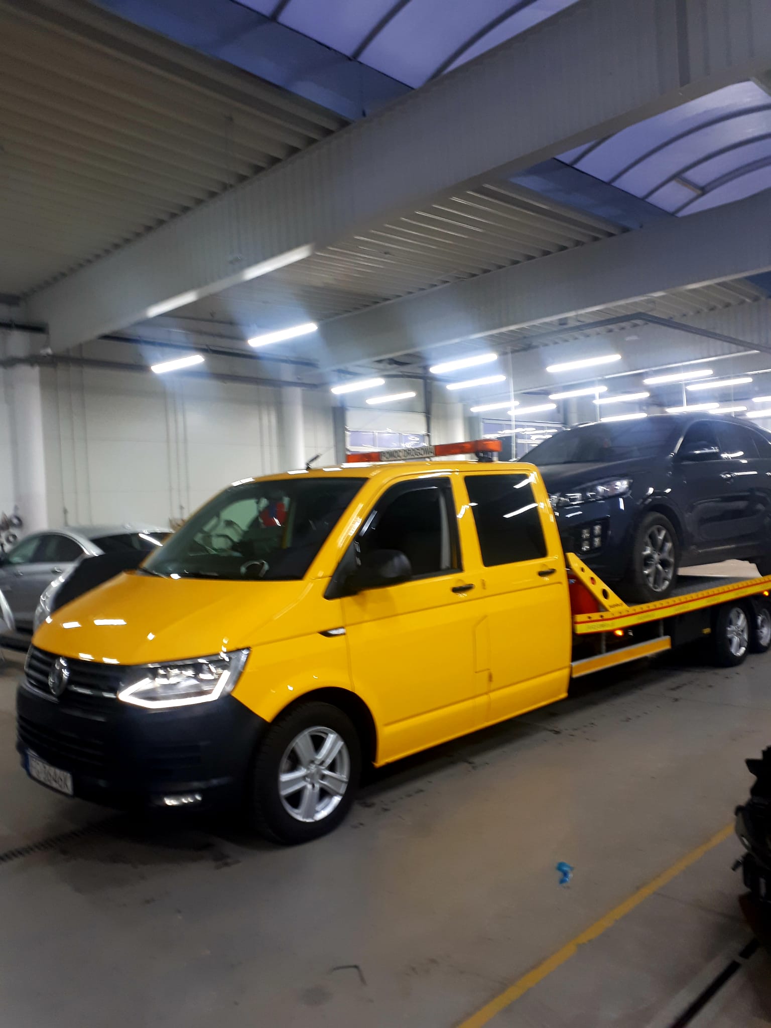 Zdjęcie przedstawiające naszą lawetę w Hannoverze, gwarantującą bezpieczny transport pojazdów. Profesjonalne holowanie dla klientów oczekujących niezawodności.