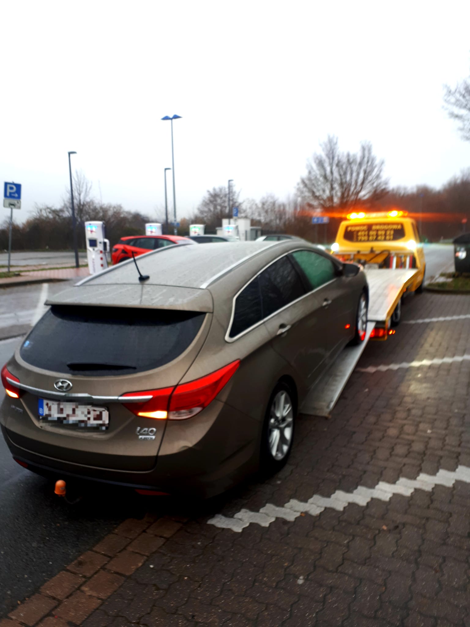 Zdjęcie ukazuje precyzyjne mocowanie pojazdu podczas holowania po awarii w Hannoverze. Nasza firma dba o bezpieczeństwo każdego transportu, eliminując ryzyko uszkodzeń.