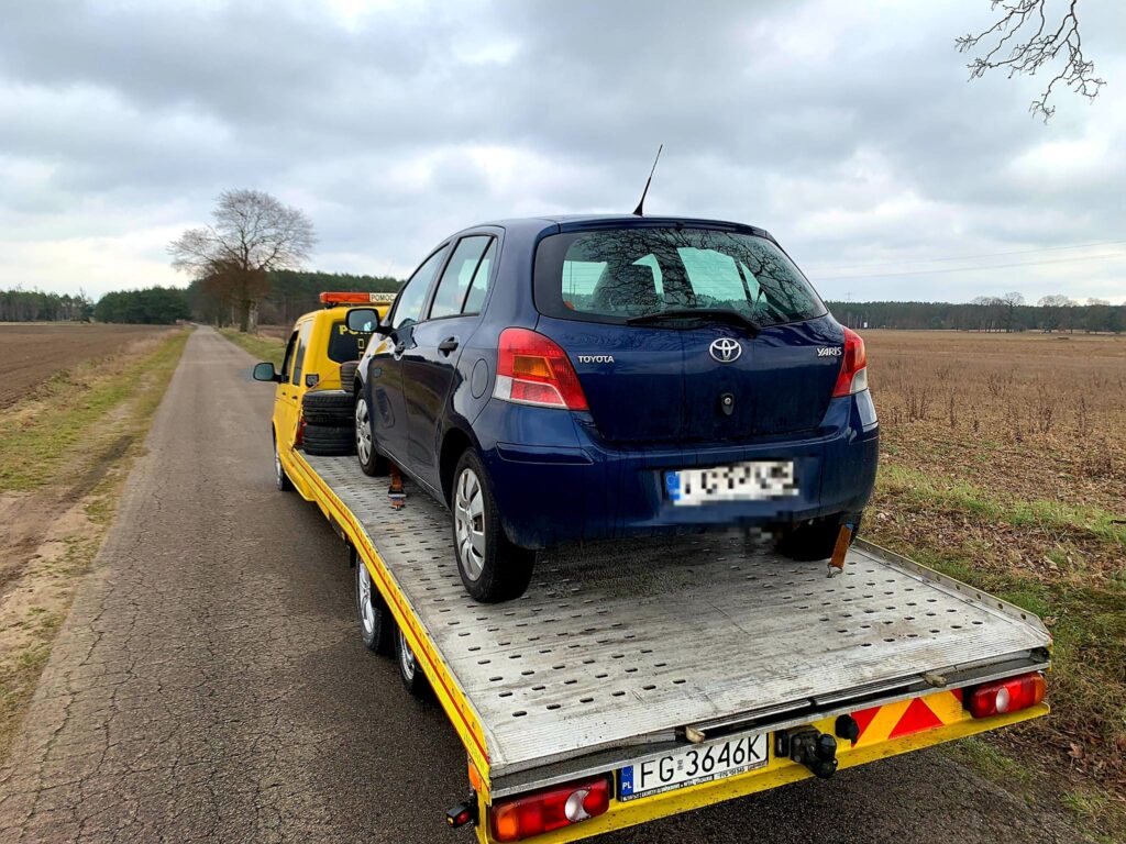 Zdjęcie profesjonalnej lawety w Hannoverze, idealnej do transportu pojazdów. Skorzystaj z usług holowania z frazą kluczową "laweta Hannover".