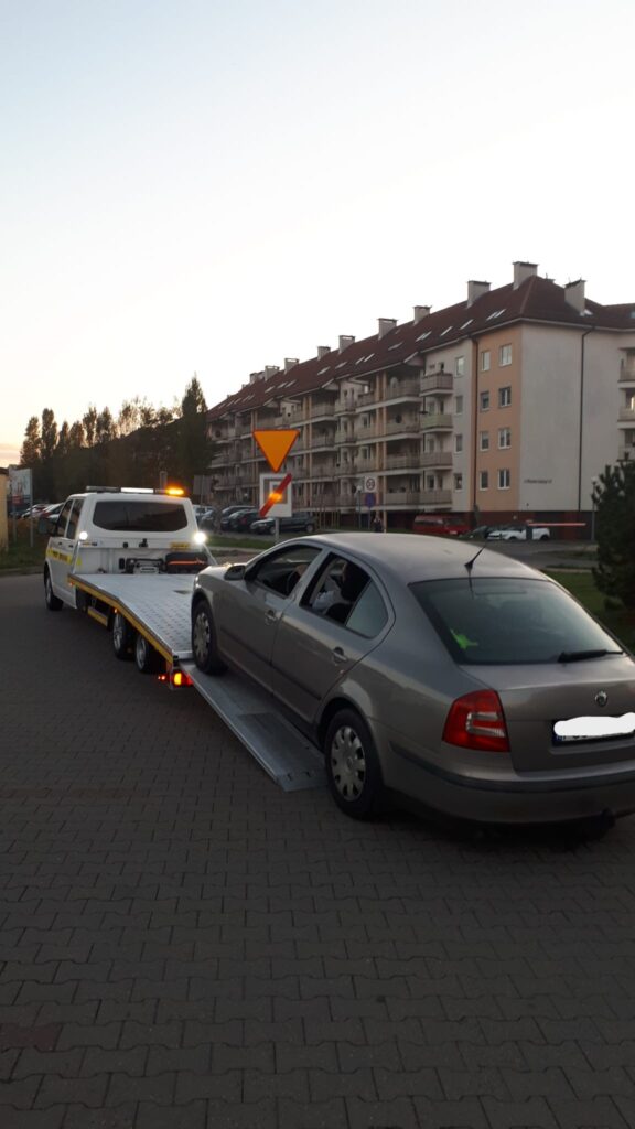 Holowanie Hannover – nowoczesny pojazd holowniczy w akcji na drodze, zapewniający bezpieczny transport uszkodzonego auta.