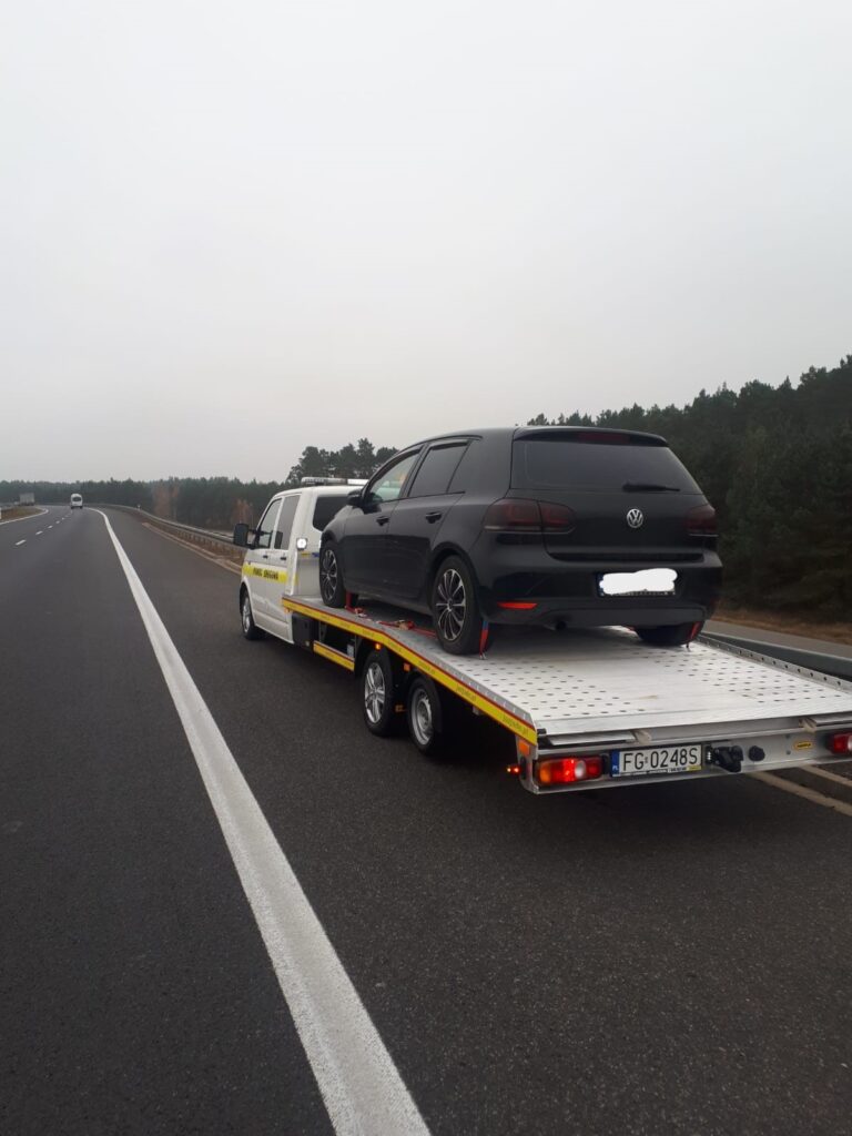 Zdjęcie lawety w Hannoverze transportującej uszkodzony samochód, idealne rozwiązanie w nagłych sytuacjach drogowych.