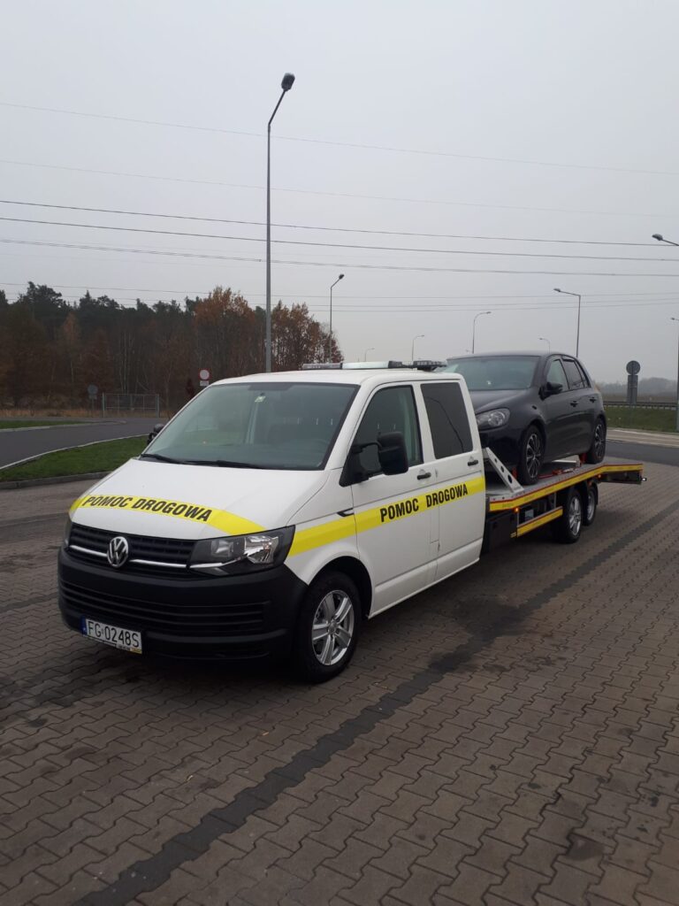 Samochód na lawecie w Hannoverze – niezawodne holowanie w przypadku awarii lub wypadku.