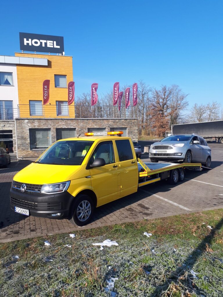 Samochód korzystający z usługi pomoc drogowa Hannover na niemieckiej autostradzie, podczas awarii w trasie