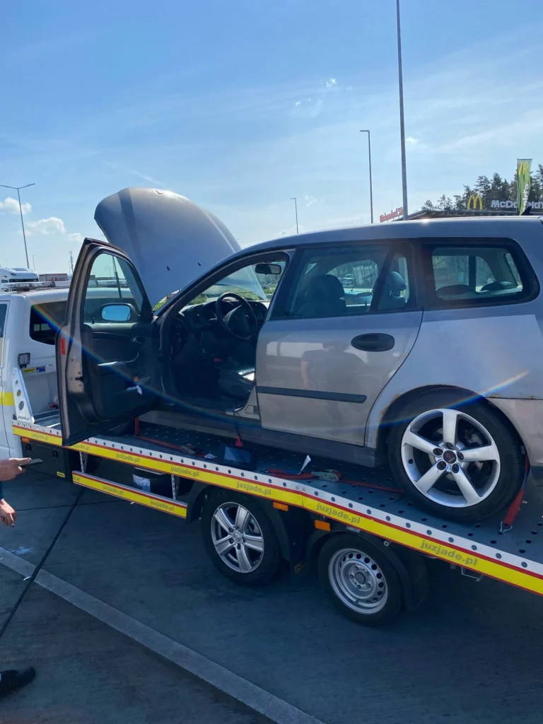 Pojazd pomocy drogowej Hannover holujący auto po awarii na niemieckiej drodze