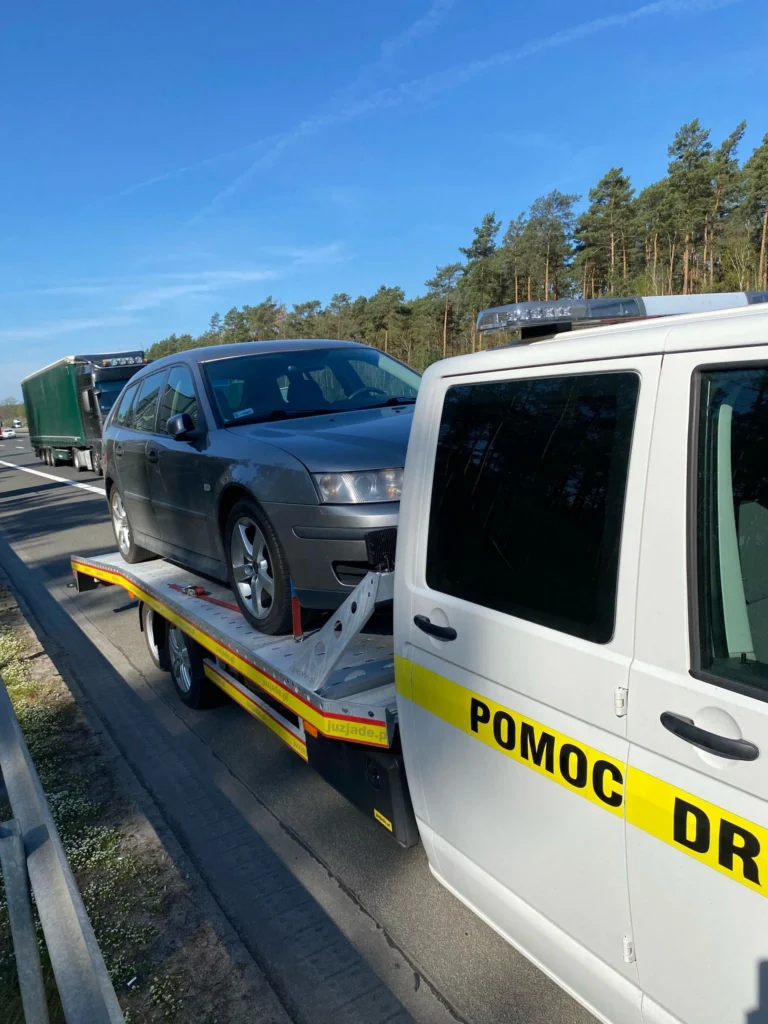 Samochód w śniegu otrzymuje wsparcie od pomoc drogowa Hannover podczas mroźnego dnia