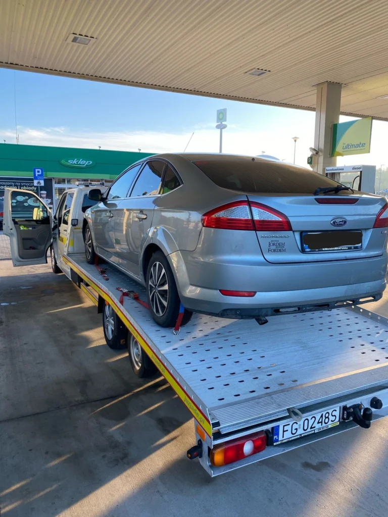 Profesjonalna pomoc drogowa Hannover udzielająca wsparcia kierowcy podczas awarii samochodu na trasie.